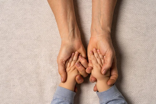Бабушки держат за руки младенцев.. Лицензионные Стоковые Изображения