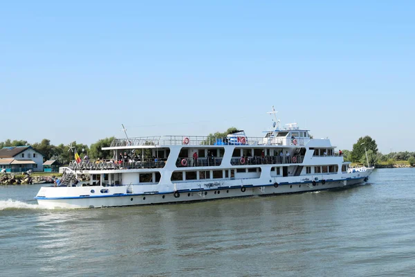 Tuna Nehri 'nden Tulcea ve Sulina arasında yolcu taşıyan nehir teknesi.