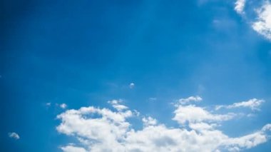 mavi gökyüzünde bulutlar hareketli timelapse