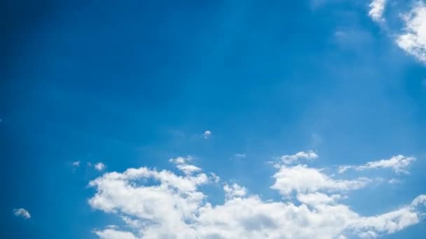 Timelapse des nuages mouvants dans le ciel bleu 