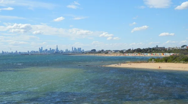 Brighton Beach y Melbourne Skyline —  Fotos de Stock