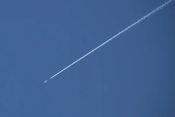 Avion Vapeur traversant le ciel bleu — Photo