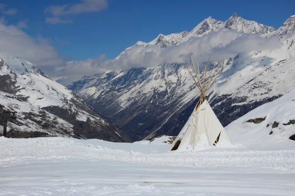 24스위스 알프스에서 높은 천막