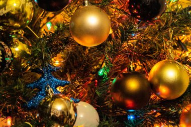 Noel ağacı Noel süslemeleri için baloları ve heykelleri süslüyor.