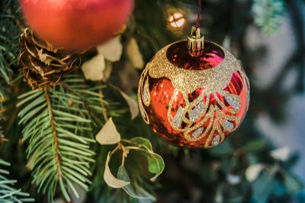 Selektiver Fokus einer dekorativen Kugel, die am Weihnachtsbaum hängt — Stockfoto
