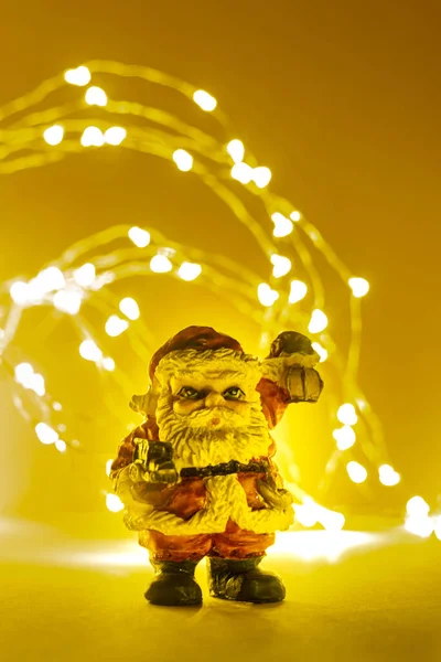 Santa Claus postać z latarni i zabawki ze światłami w tle i przestrzeni kopiowania — Zdjęcie stockowe