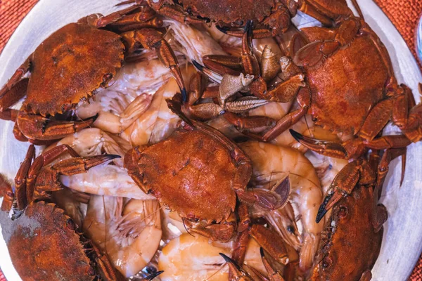Tálca főtt nekorák és fűrészes garnélarák, amely ünnepi napon kész tengeri ételeket enni — Stock Fotó