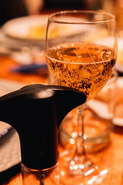 食卓に並べられたコルク栓と共にスパークリング・ロス・ワインのグラスです — ストック写真