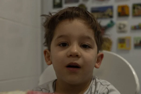 Retrato de un niño en pijama sentado esperando el desayuno para ir a la escuela —  Fotos de Stock