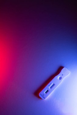 pcr testi veya covid19 antijen testi pozitif sonuç ve uzay konsept tıbbını kopyala