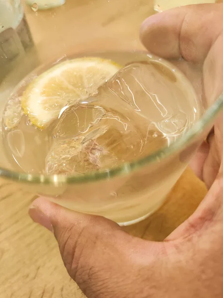 Person Mit Einem Glas Mineralwasser Und Zitrone Zur Verbesserung Der — Stockfoto