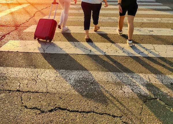 サンセット コンセプトの晴れた日に赤いスーツケースを持って横断する家族は — ストック写真