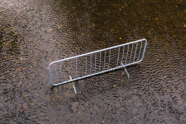 Demirden çitler bir nehrin ortasına konmuş çöp gibi ekosistemi ve doğa konsepti bandalizmini bozuyor.