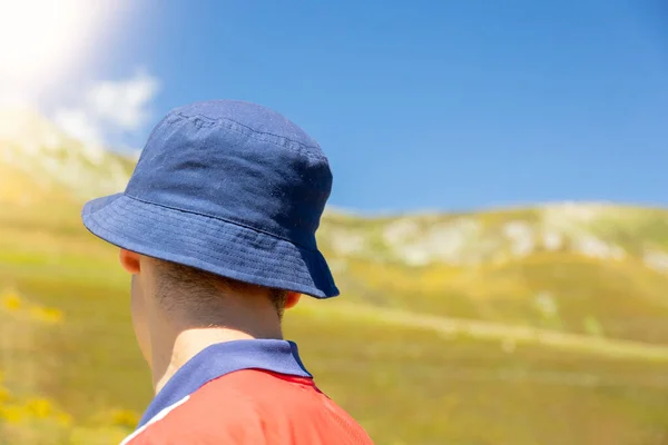 Detail Boy His Back Blue Cap Bush Protect Himself Sun — ストック写真