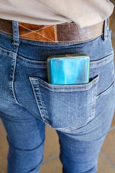 Handy Kommt Aus Der Gesäßtasche Eines Jungen Mädchens Jeanshose Mit — Stockfoto