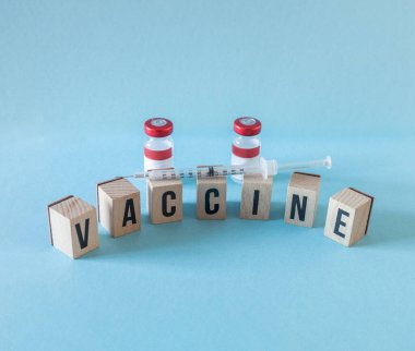 İki viral ve bir şırıngalı VACCINE hatırası. Fotokopi alanı konsepti tıbbı ve grip.
