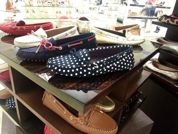 Kadının ayakkabı alışveriş merkezinde