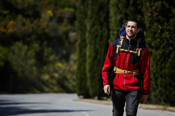 Jóvenes viajeros caminando por el sendero y disfrutando de la hermosa caminata agradable —  Fotos de Stock