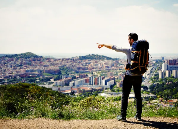 Genç yolcusu yolda yeni şehir keşfetmek