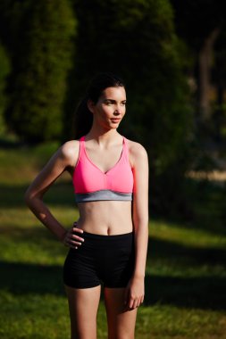 güzel atletik kız yeşil Park'ta jogging sonra ayakta