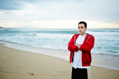 genç sporcu adam sabah sahilde koşu sonra dinlenme