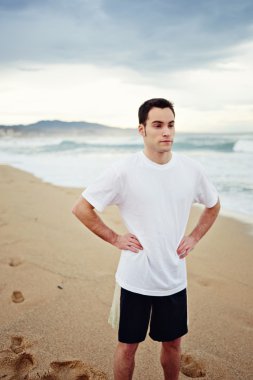 genç sporcu adam sabah sahilde koşu sonra dinlenme