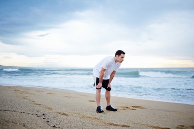 genç sporcu adam sabah sahilde koşu sonra dinlenme