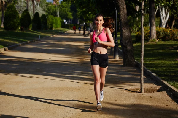 Frumoasă fată atletică alergând în parcul verde — Fotografie, imagine de stoc