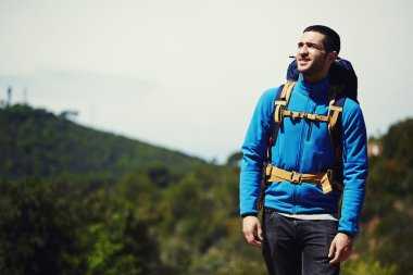 Uzun yürüyüşe çıkan kimse ile mesafe içine dağ tepe ve görünüyor üzerinde sırt çantası duran