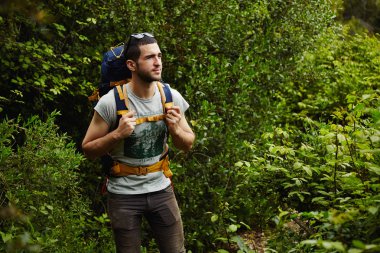 O kadar çok yeşil ağaçlar ile Dağı nın küçük tepede duran genç yolcusu