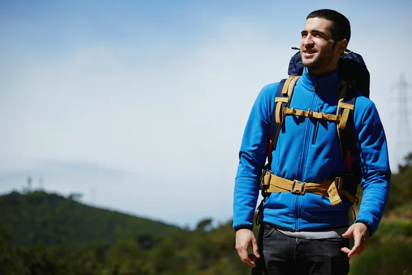 Vandrare med ryggsäck på berget backen och ser i fjärran — Stockfoto