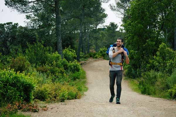 Jovem viajante descendo a trilha da montanha e apreciando a natureza — Fotografia de Stock