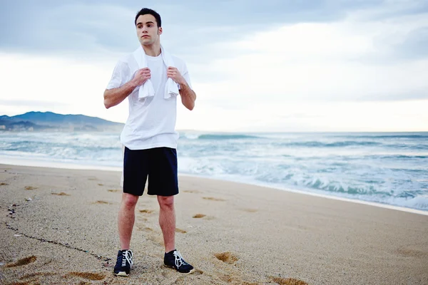 Attraktive junge Joggerin legt nach Lauf eine Pause ein — Stockfoto