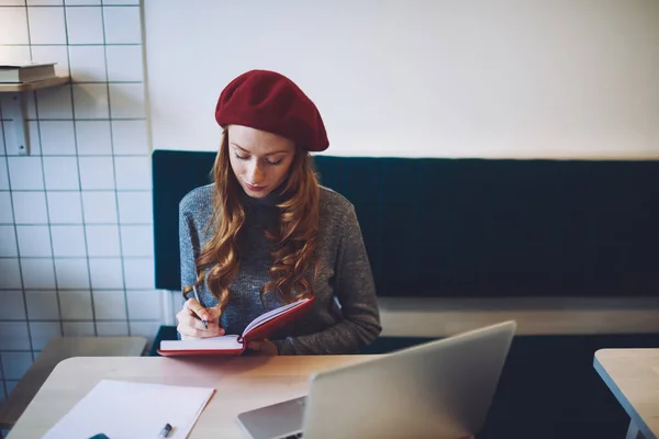 Alto Ángulo Freelancer Femenino Enfocado Sentado Mesa Con Portátil Moderno —  Fotos de Stock