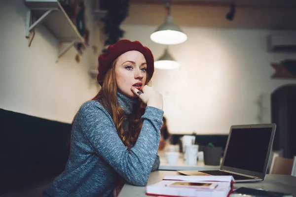 Junge Frau Lässiger Kleidung Mit Baskenmütze Die Tisch Sitzt Und — Stockfoto