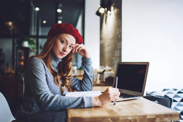 Joven Estudiante Reflexiva Ropa Moda Haciendo Tarea Sentada Mesa Con —  Fotos de Stock