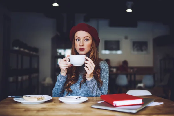 Verträumte Frau Baskenmütze Und Rollkragen Mit Langen Haaren Genießt Kaffeepause — Stockfoto