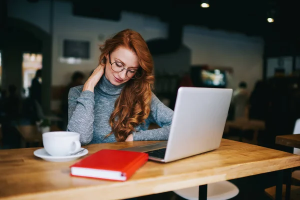 Mujer Freelancer Sonriente Mirando Hacia Abajo Sentada Mesa Madera Con — Foto de Stock