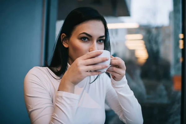 Beyaz Elbiseli Siyah Saçlı Düşünceli Bir Kadın Açık Kafede Dinlenen — Stok fotoğraf