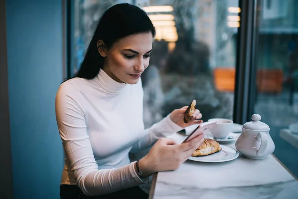 Mujer Enfocada Con Pelo Largo Sentado Mesa Cafetería Uso Teléfono — Foto de Stock