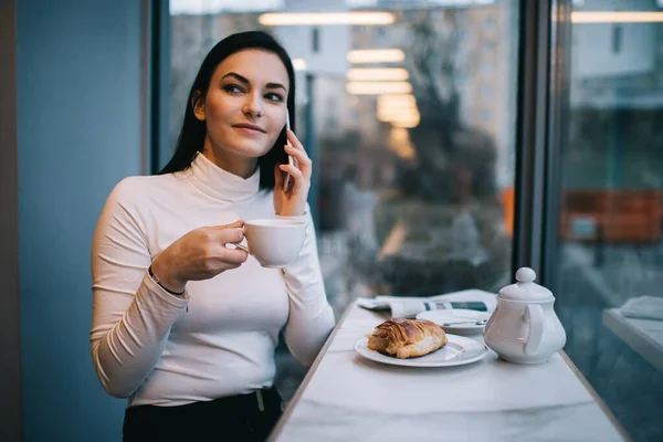 Mujer Tranquila Ropa Blanca Casual Mirando Hacia Otro Lado Hablando — Foto de Stock