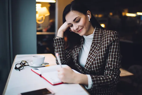 Empresário Mulher Positiva Roupas Elegantes Sentado Mesa Com Xícara Bebida — Fotografia de Stock