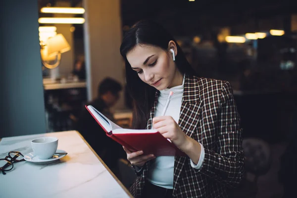 Konzentrierte Junge Frau Elegantem Outfit Macht Sich Notizen Veranstalter Während — Stockfoto