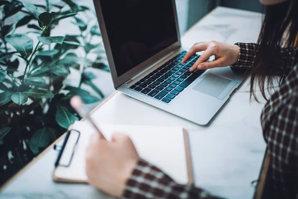 Crop Unrecognizable Young Woman Elegant Clothes Working Remotely Computer Writing — Stock Photo, Image