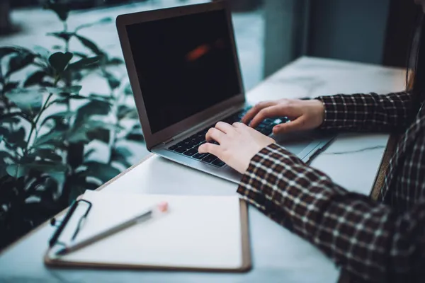 Cortar Sin Rostro Joven Freelancer Traje Elegante Usando Portátil Mientras — Foto de Stock