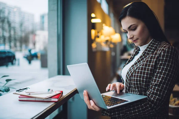 Giovane Freelance Donna Abiti Eleganti Che Lavora Computer Mentre Piedi — Foto Stock