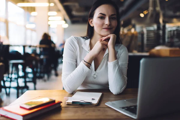 Crop Female Remote Worker Casual Outfit Looking Camera Folding Hands — Stock Photo, Image