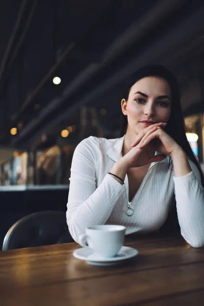 Mladá Přemýšlivá Fena Dlouhými Tmavými Vlasy Bílé Blůze Sedí Kavárně — Stock fotografie