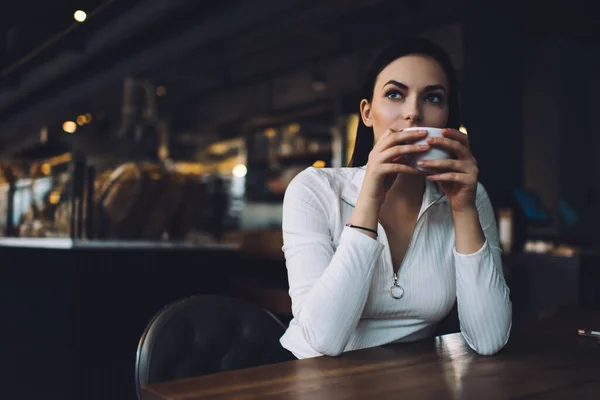 Zamyšlená Mladá Fena Dlouhými Tmavými Vlasy Bílé Blůze Pití Horký — Stock fotografie