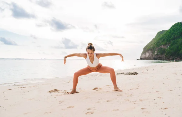 Splendida Giovane Femmina Activewear Esecuzione Variazione Utkata Konasana Posa Durante — Foto Stock